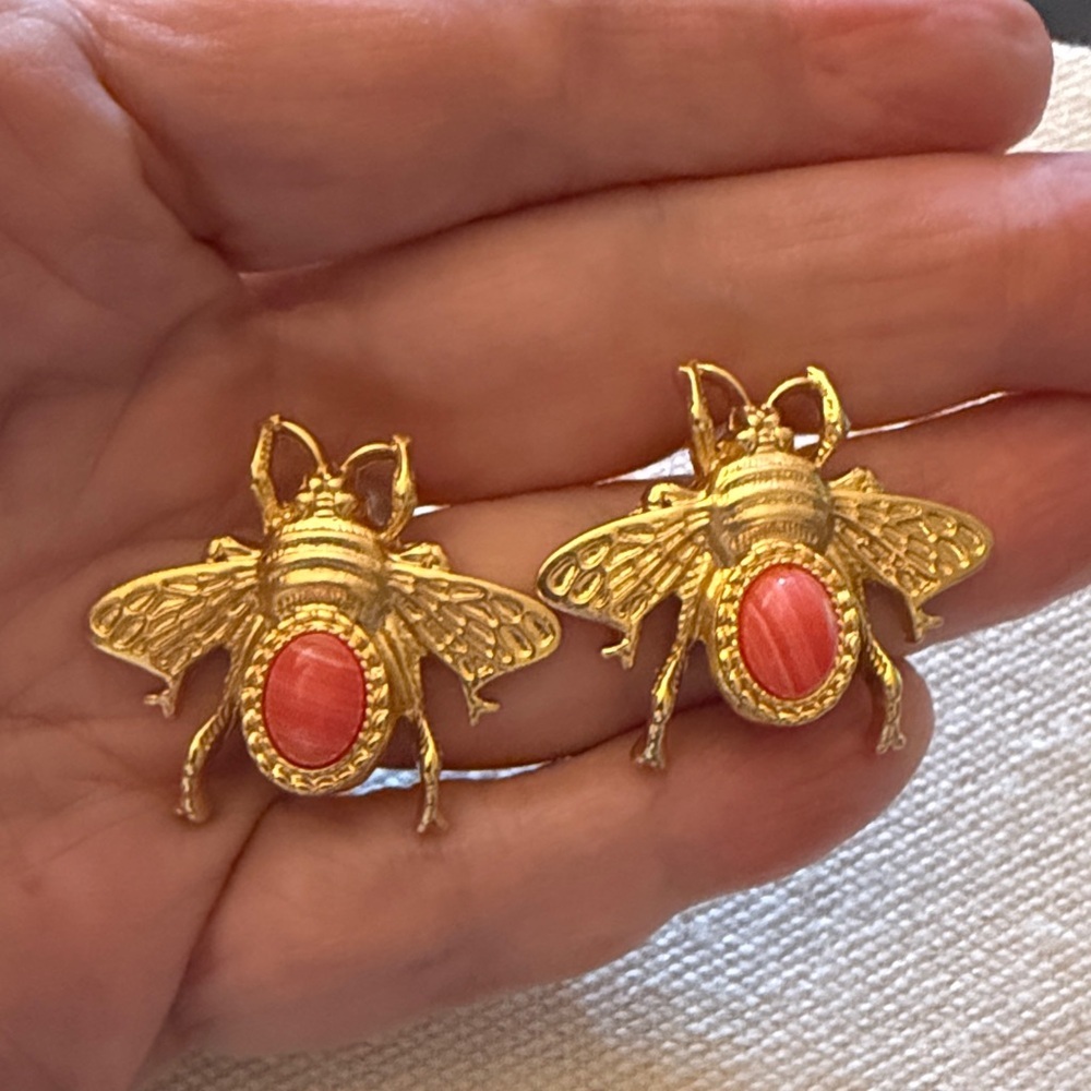 NWOT Paris Expo Gold Tone Bee Earrings with Pink Lucite Center & Post Back.